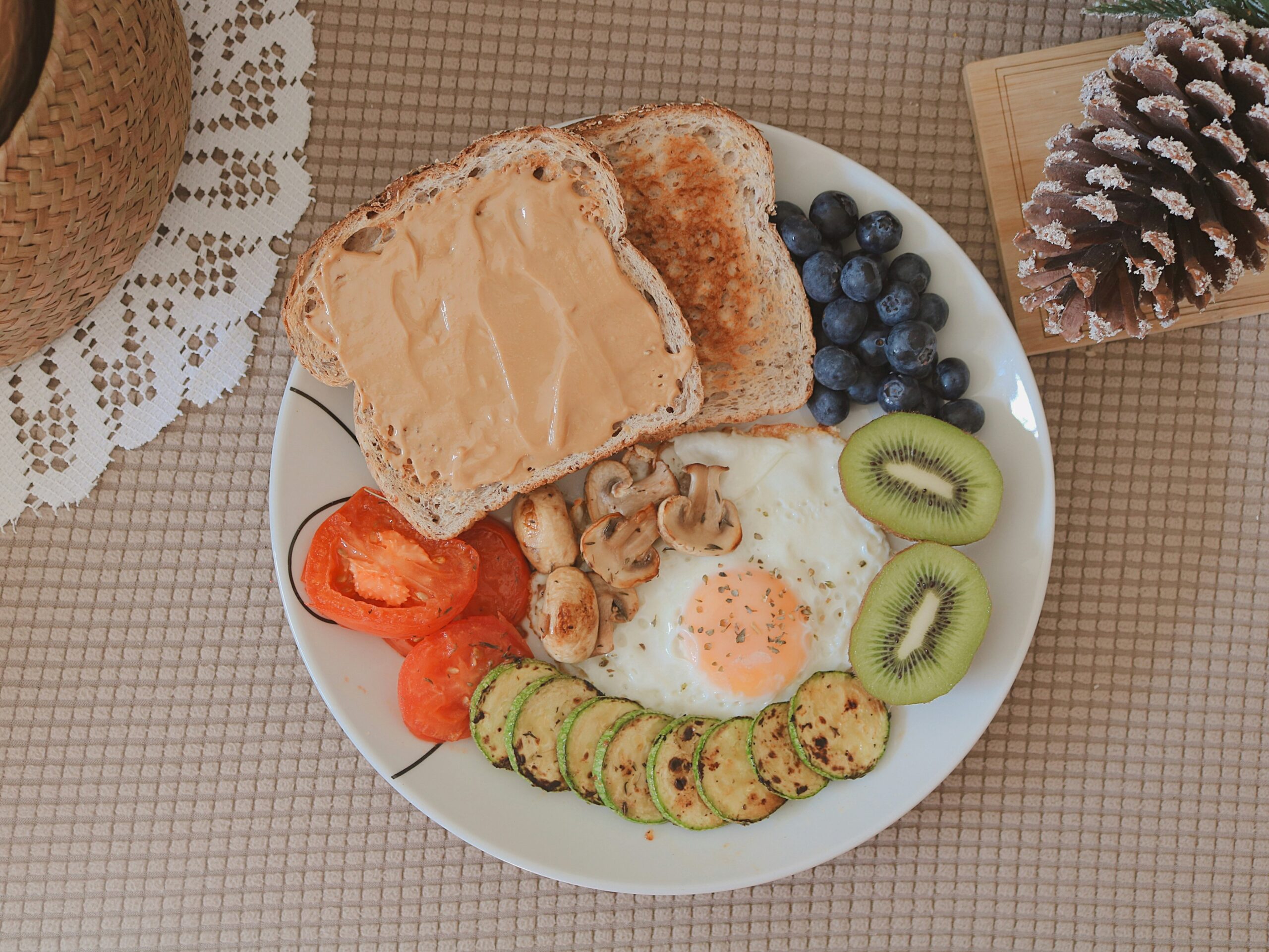 BistroMD health plate with fresh ingredients labeled for various goals