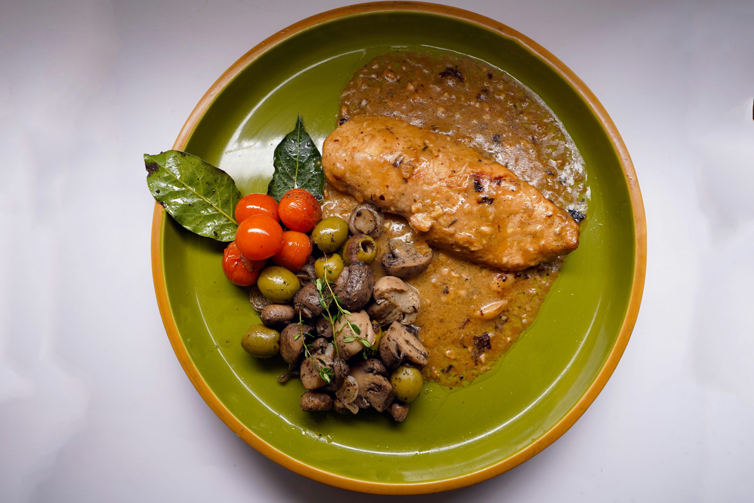 An infographic showing calories and macronutrients in a sample BistroMD meal plan.