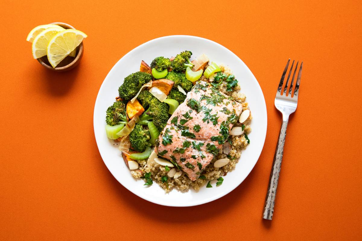Diagram showing components of a nutrient-packed plate: proteins, veggies, whole grains, and healthy fats.