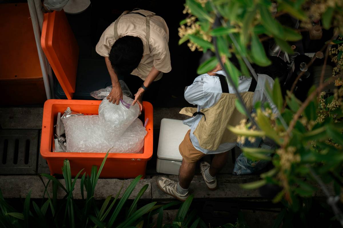 Infographic showing macronutrient breakdown in a balanced meal.