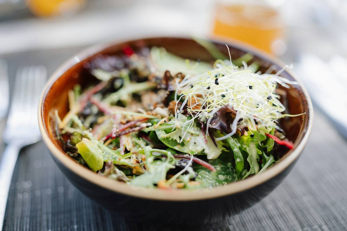 Flowchart showing the process of meal prepping, from choosing recipes to storing and reheating.