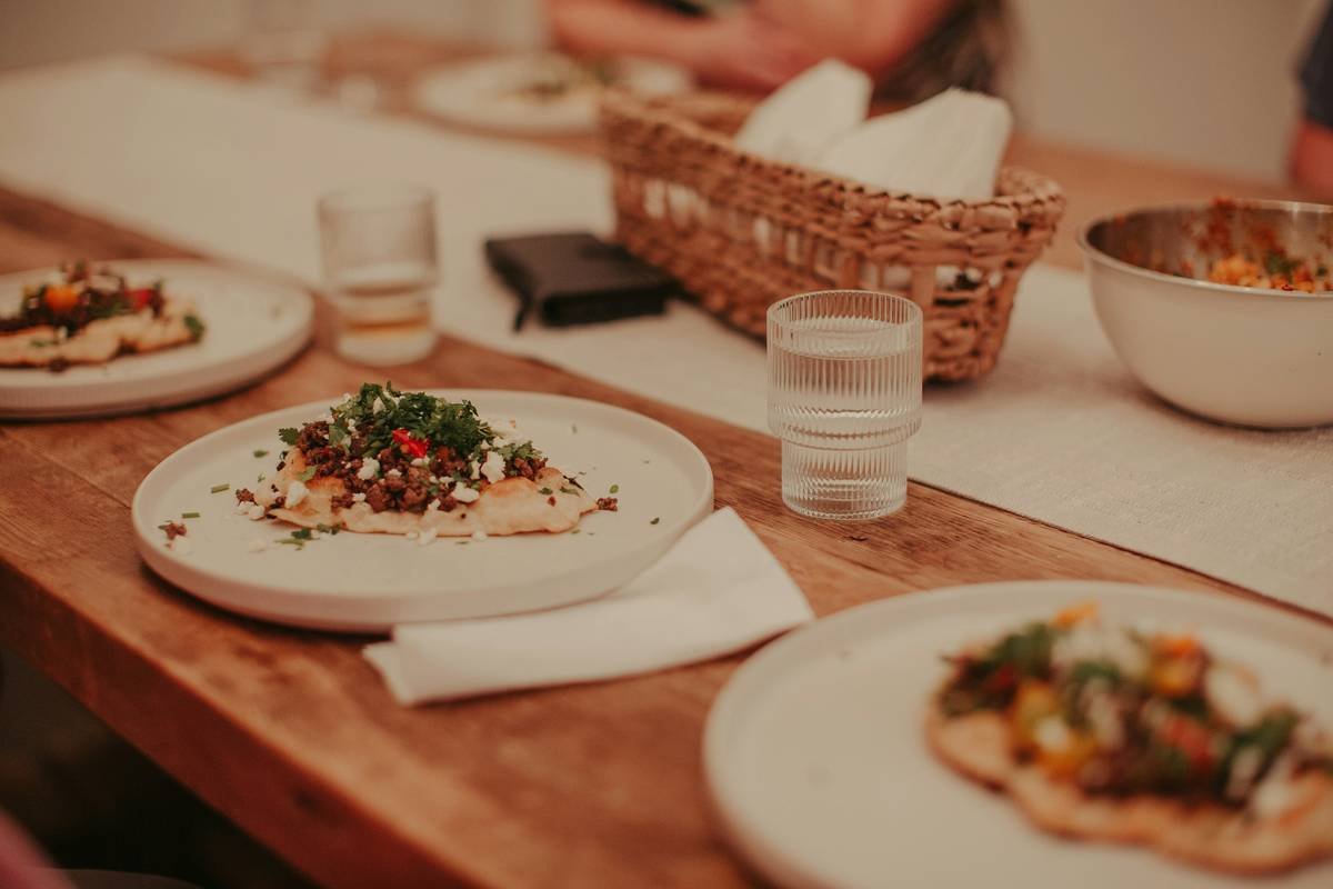 Bar chart comparing average daily calorie accuracy: DIY tracking vs. Bistro MD pre-portioned meals. Bistro MD shows ±2% variance vs. DIY's ±20%.