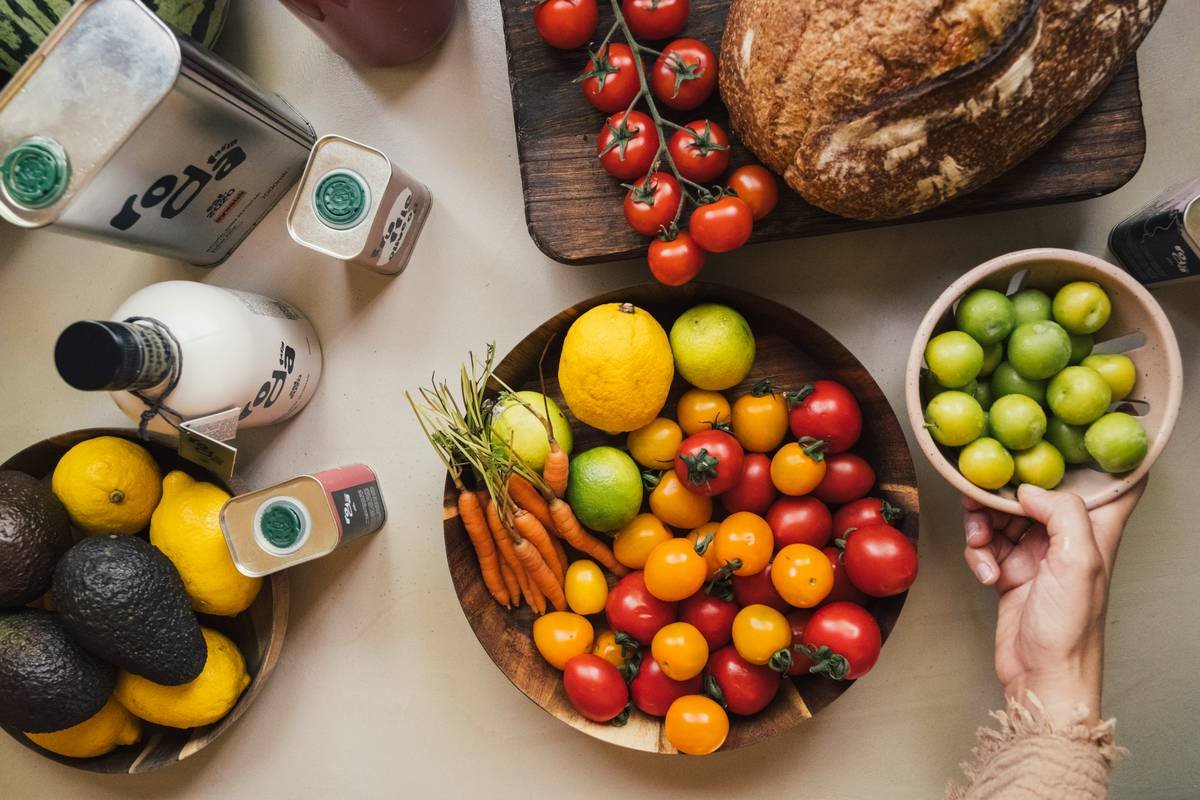 Comparison chart showing BistroMD meals vs average frozen dinners by calories, protein, sodium, and added sugar. BistroMD averages 320 kcal, 30g protein, 520mg sodium, and under 5g added sugar per meal.