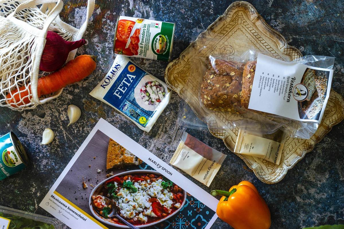 Comparison chart: BistroMD vs. typical meal kit showing protein, net carbs, and sodium levels per serving