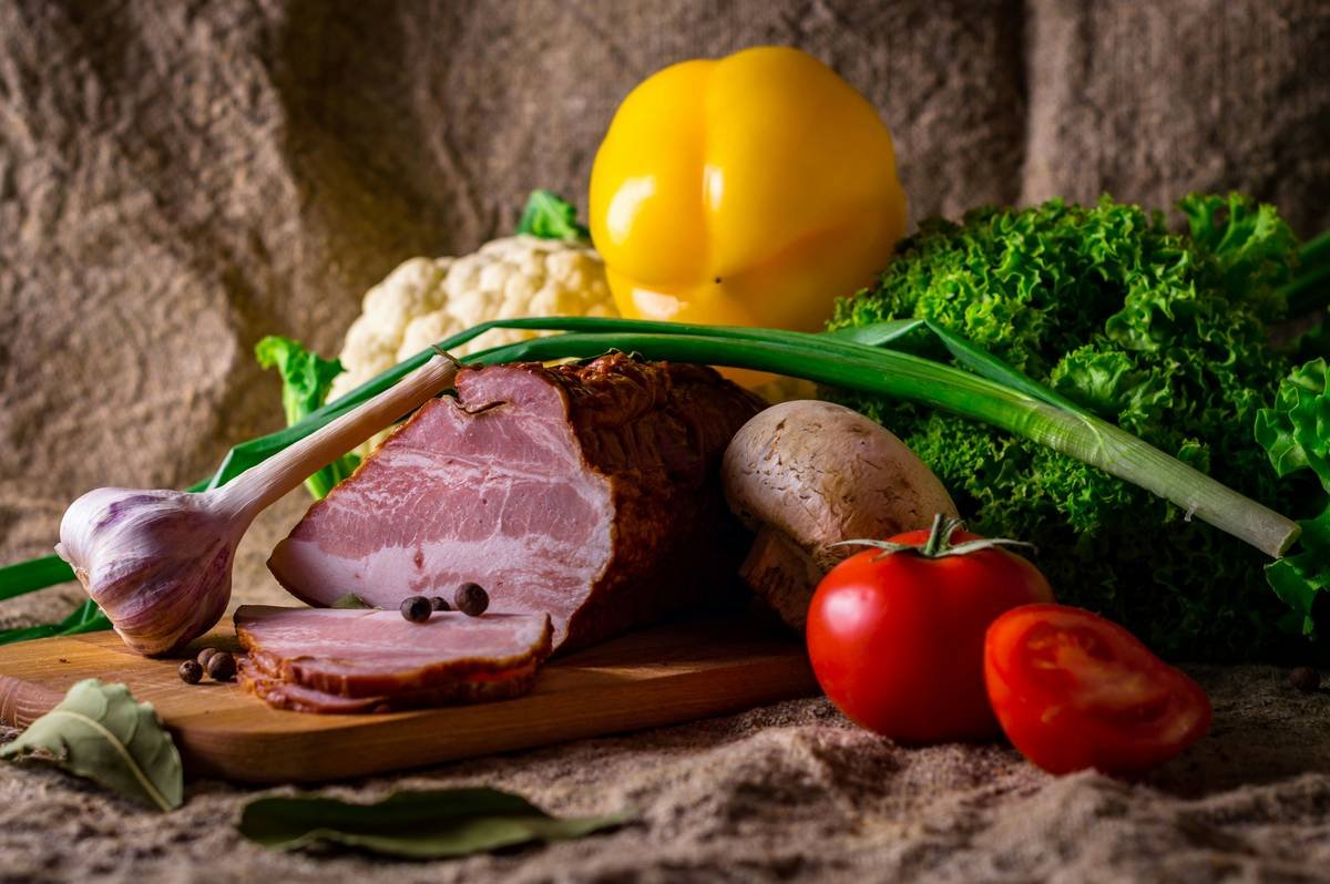 Infographic showing BistroMD meal macronutrient breakdown: 40% protein, 30% carbs, 30% fat per entrée