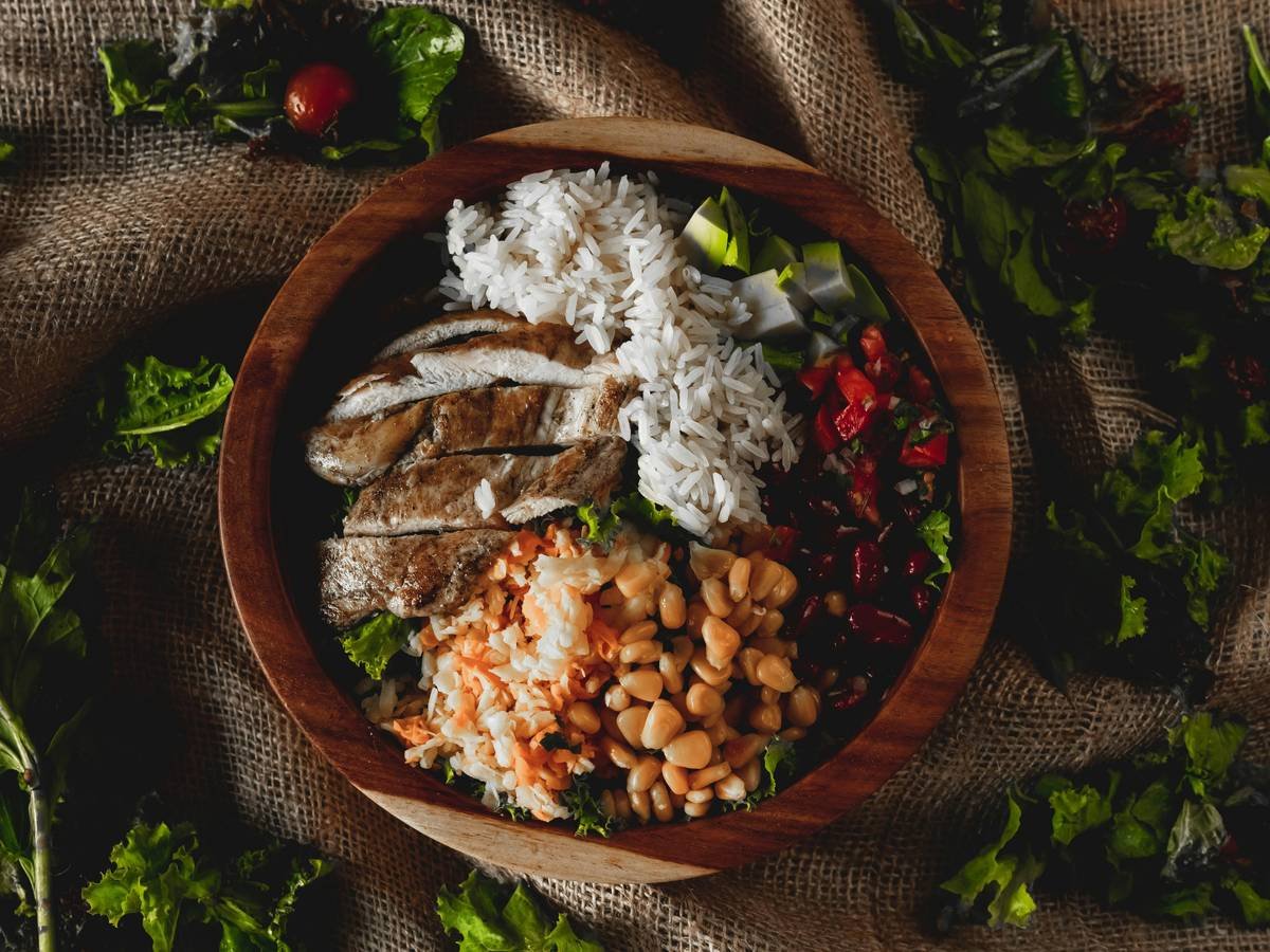 Infographic showing protein-carb-fat ratios in BistroMD vs. typical meal kits