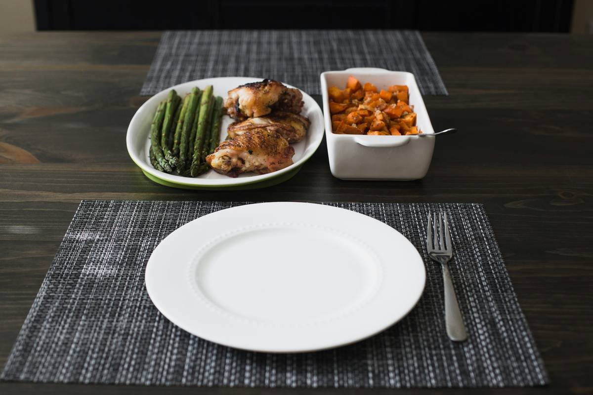 Bar chart comparing Bistro MD diabetic meals vs. standard frozen meals: carbs (45g vs 62g), protein (30g vs 18g), fiber (8g vs 3g)