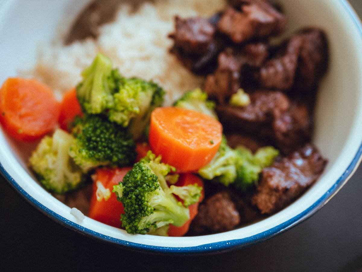 Comparison chart showing sodium, protein, and calorie content of BistroMD vs. typical store-bought frozen meals