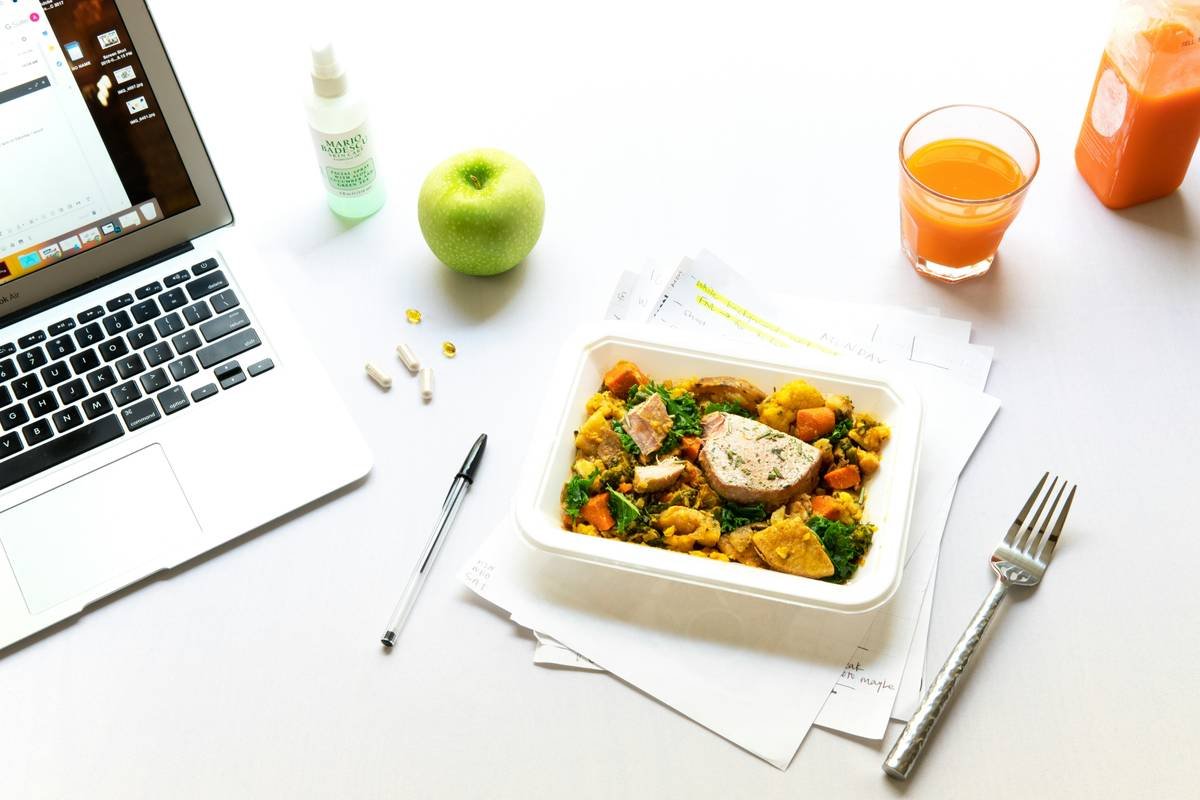 Infographic showing BistroMD's founding physician Dr. Caroline Cederquist alongside registered dietitians and metabolic specialists reviewing meal plans