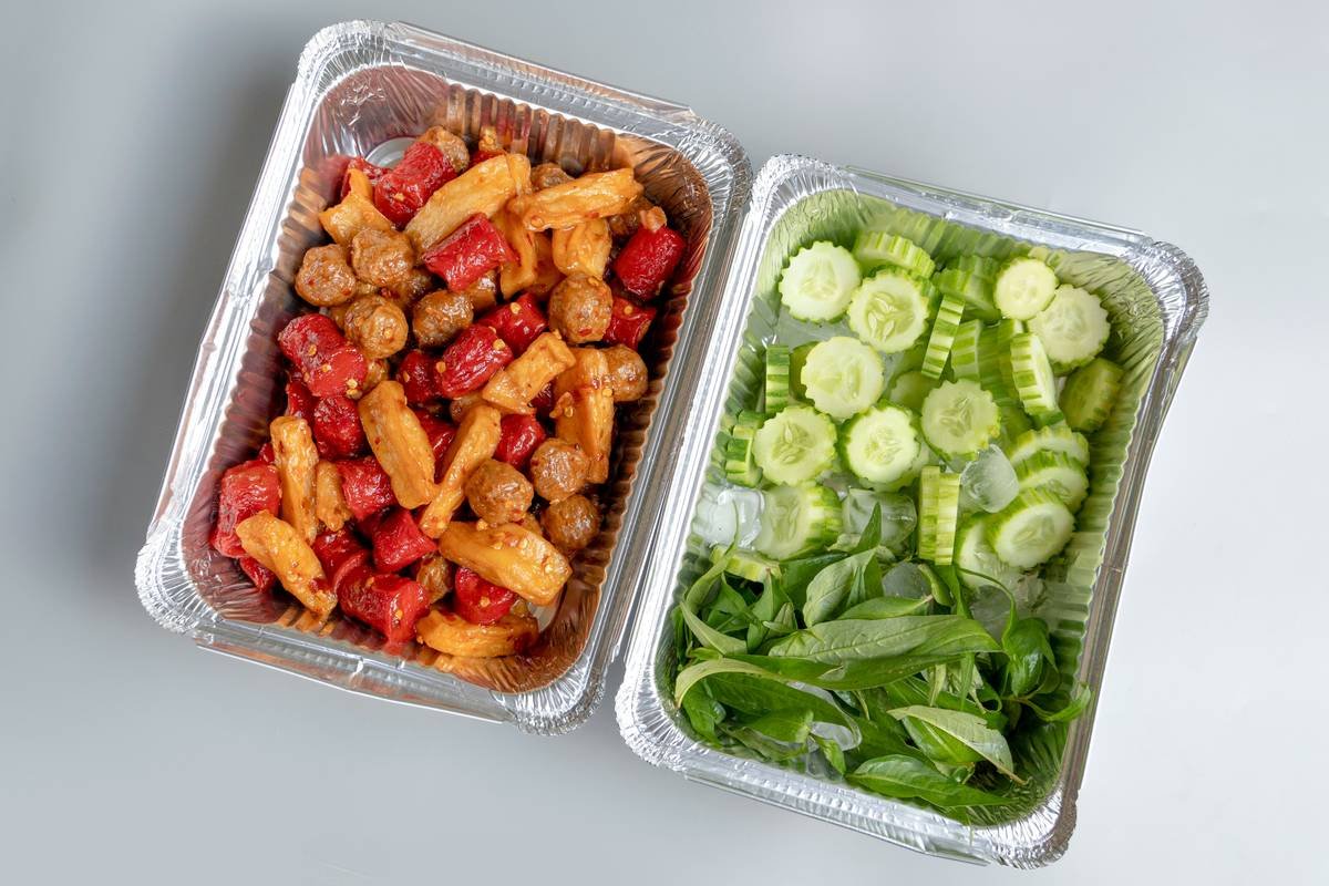 Bar chart comparing BistroMD meals to average diet delivery service: BistroMD shows 42g protein, 48g carbs, 28g fat vs competitor avg 28g protein, 65g carbs, 35g fat per meal
