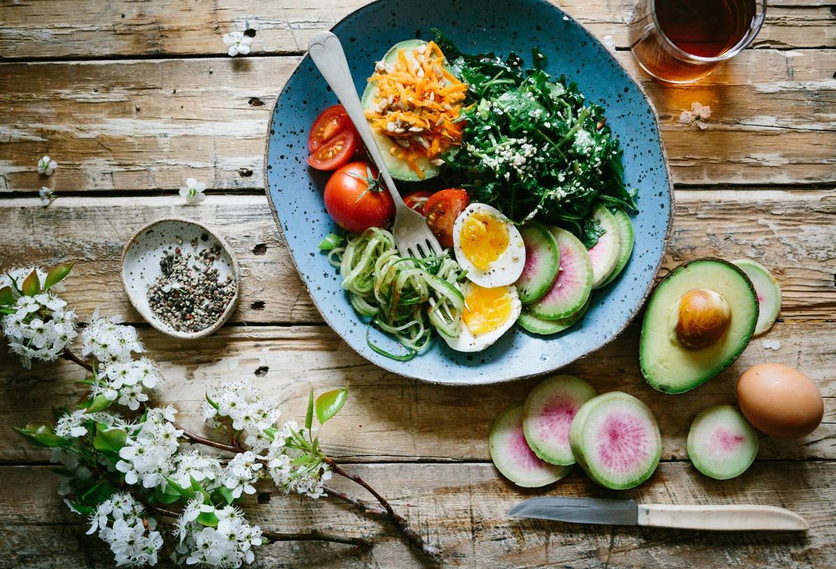 Bar chart comparing protein, carbs, and fat in BistroMD meals vs. average diet meal kit
