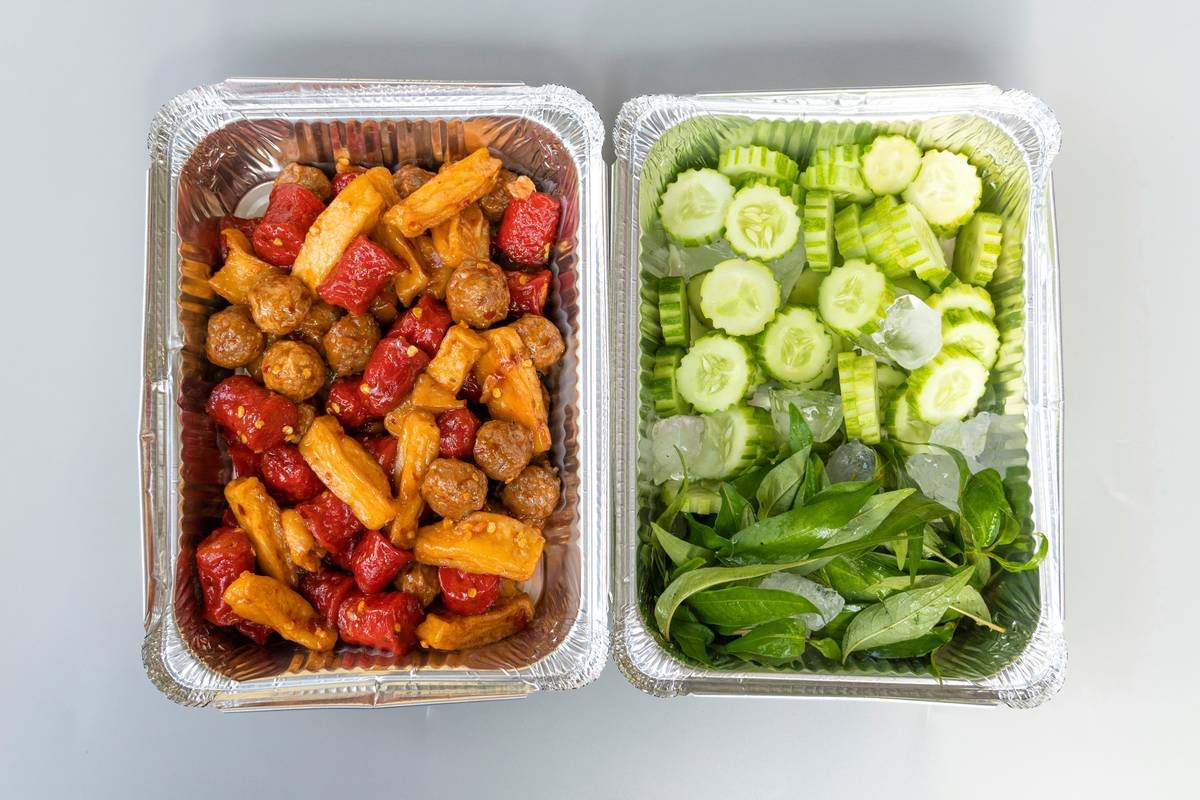 Bar chart showing average protein, carbs, and fats in BistroMD weight loss plates vs. typical frozen meals