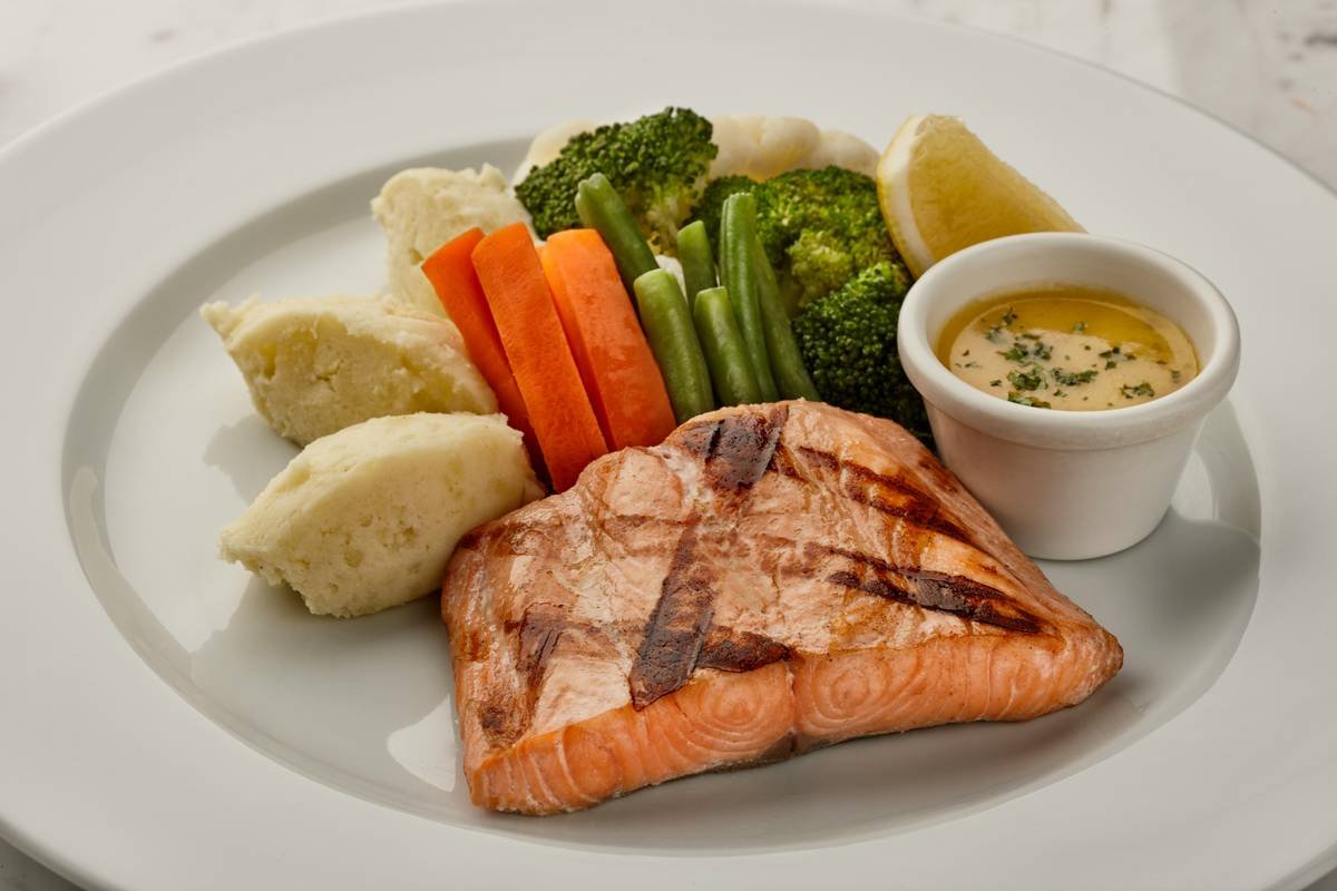 Comparison chart showing Bistro MD Heart Healthy Plates vs. industry average: sodium (1,400mg vs 2,800mg), fiber (28g vs 16g), saturated fat (12g vs 22g)