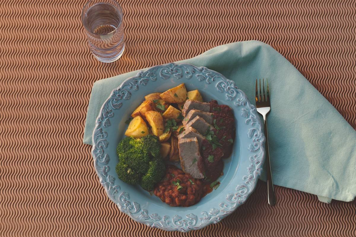 Infographic showing average macronutrient breakdown of Bistro MD meal plates: 30-35% protein, 40-50% carbs, 20-25% fat