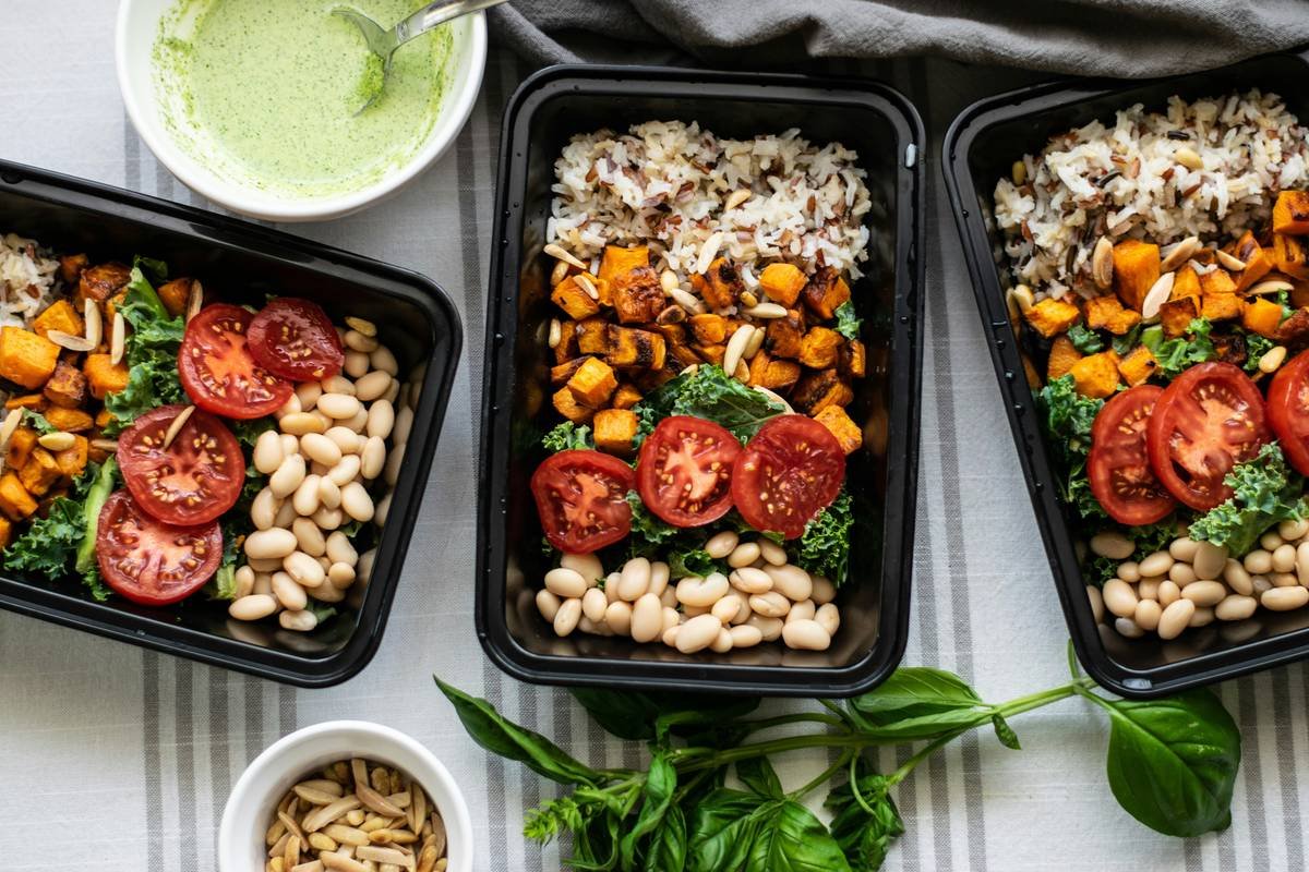 Infographic showing BistroMD Wellness Plate macro breakdown: 50% carbs (complex), 25% protein (lean), 25% fat (healthy)
