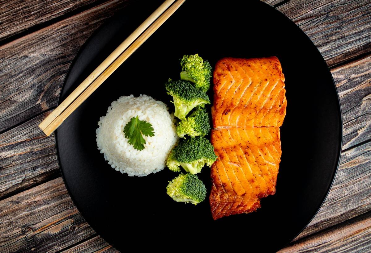 Infographic showing common hidden inflammation triggers in 'healthy' meals: seed oils, added sugars, refined grains, and processed meats vs. anti-inflammatory alternatives like olive oil, berries, leafy greens, and wild-caught fish