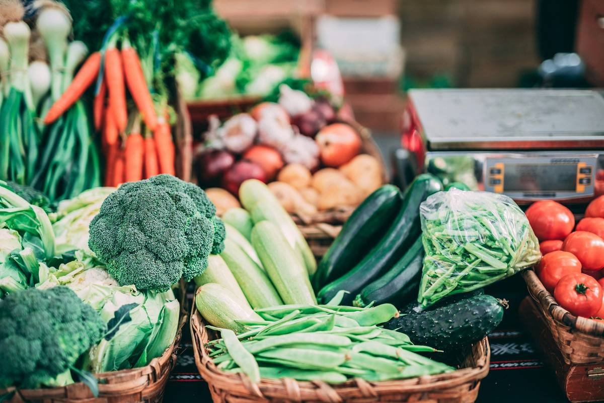 Infographic showing key nutrients for fertility: folate in leafy greens, omega-3s in salmon, zinc in pumpkin seeds, and antioxidants in berries